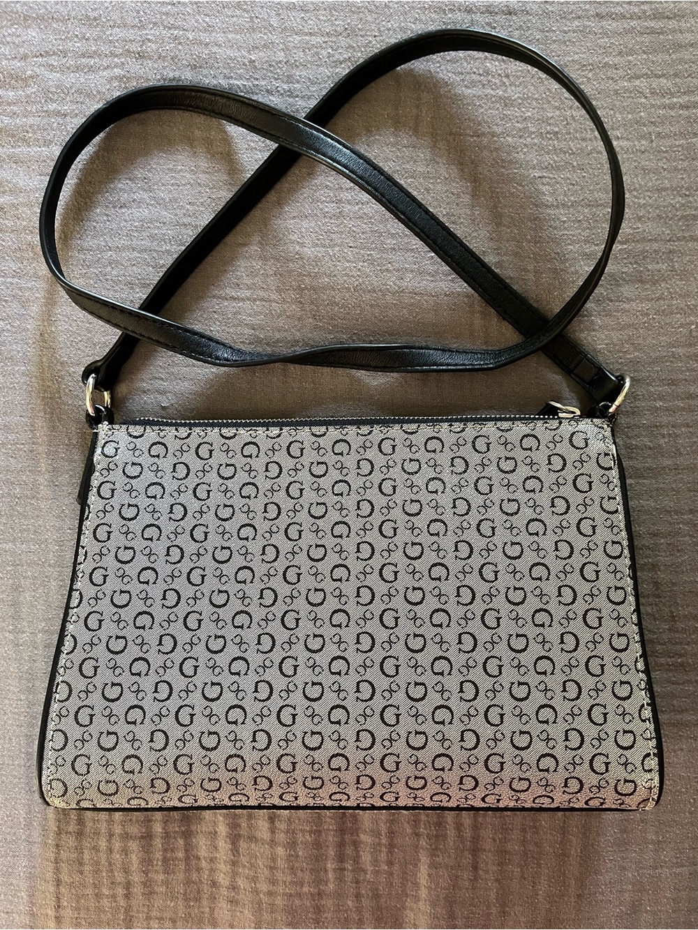 Guess Los Angeles gray/black signature print medium crossbody bag EUC - Picture 2 of 12